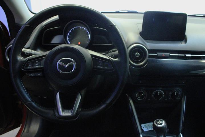 Rød Mazda 2 fra 2020