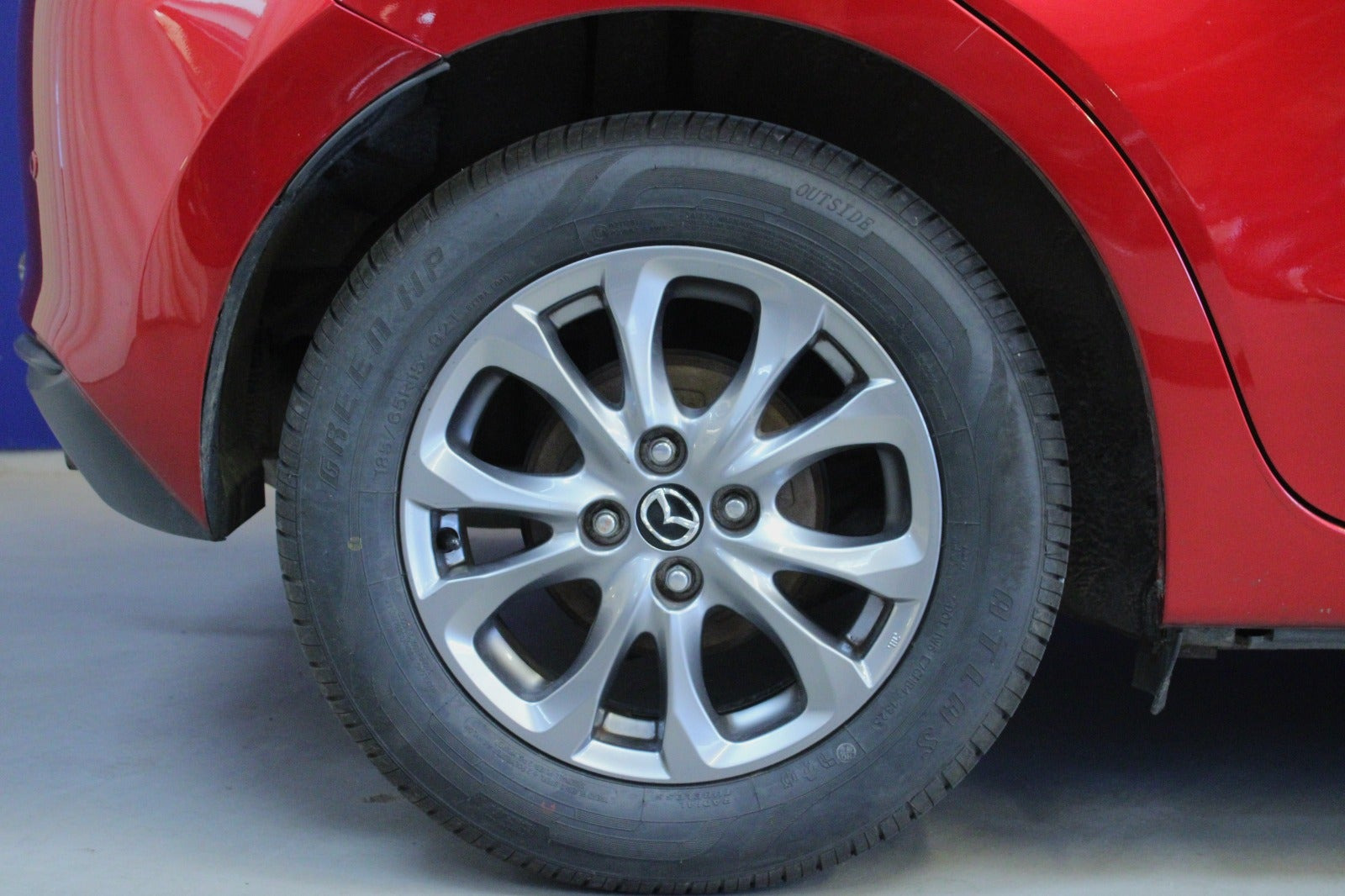 Rød Mazda 2 fra 2020