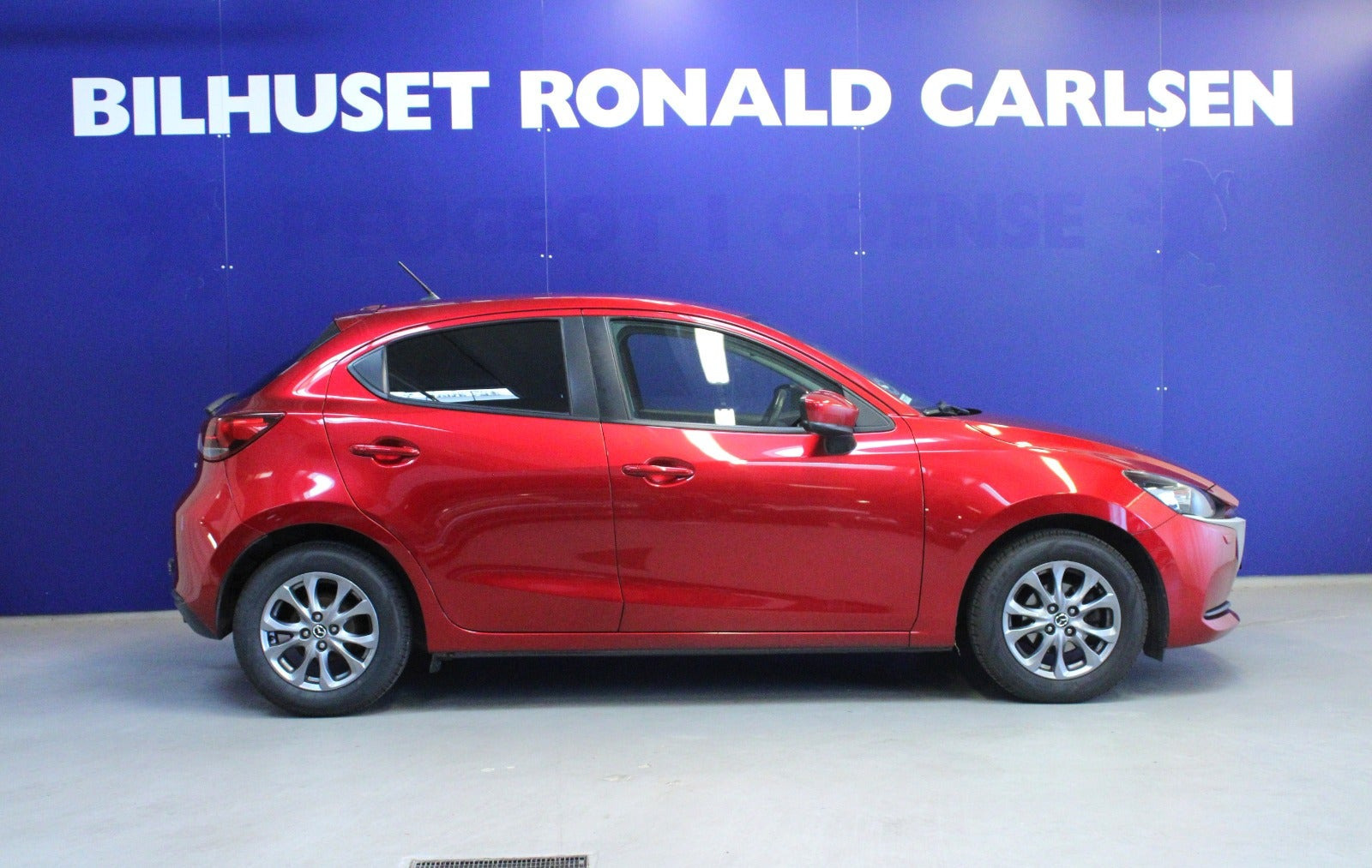 Rød Mazda 2 fra 2020