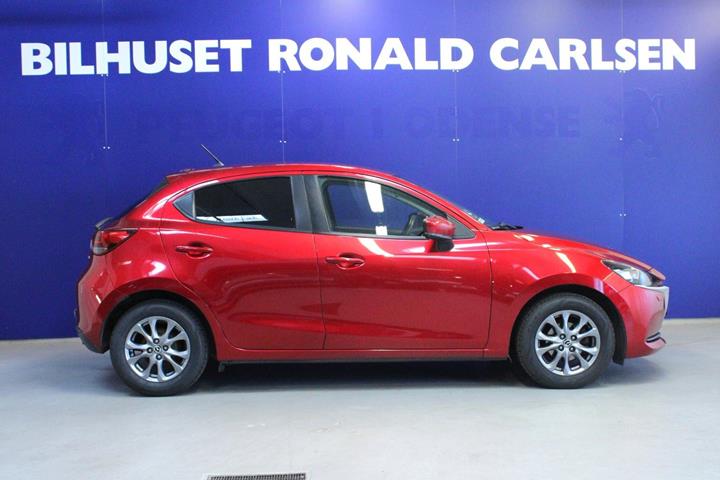 Rød Mazda 2 fra 2020