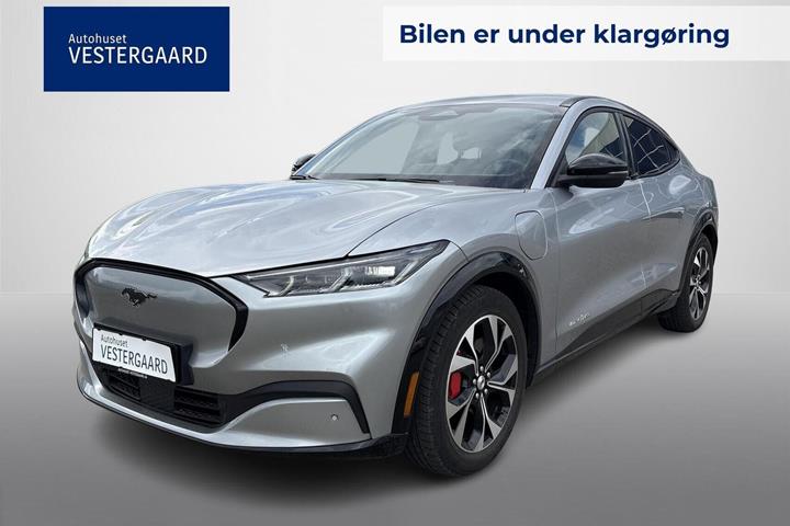 Sølv Ford Mustang Mach-E fra 2021 set udefra