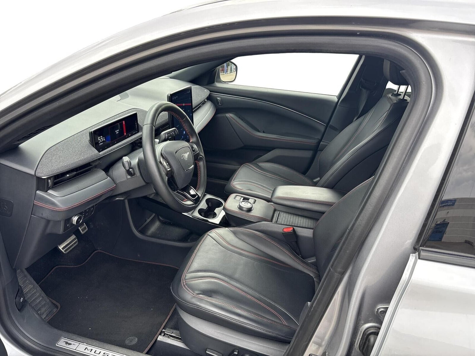 Sølv Ford Mustang Mach-E fra 2021