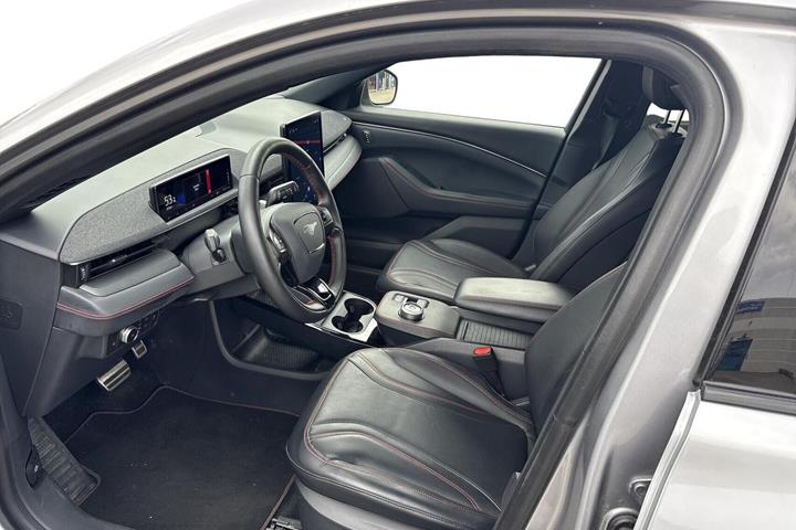 Sølv Ford Mustang Mach-E fra 2021