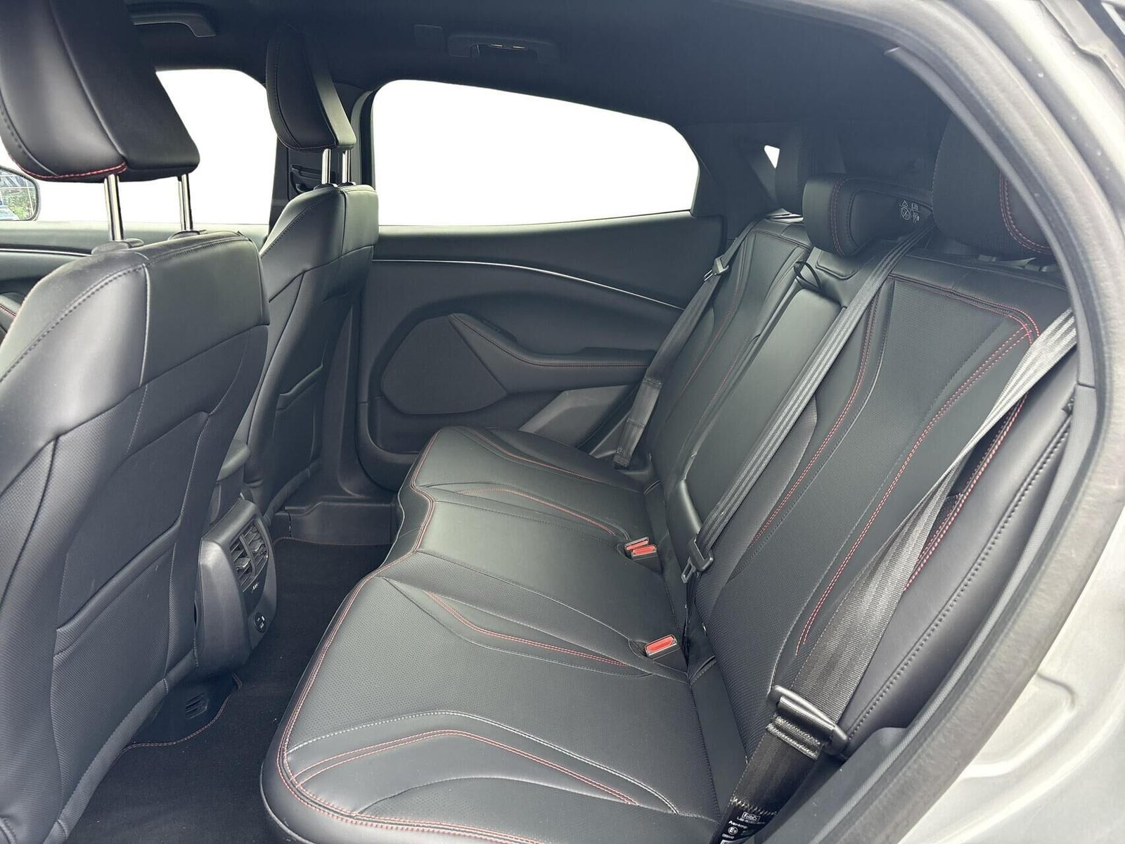 Sølv Ford Mustang Mach-E fra 2021