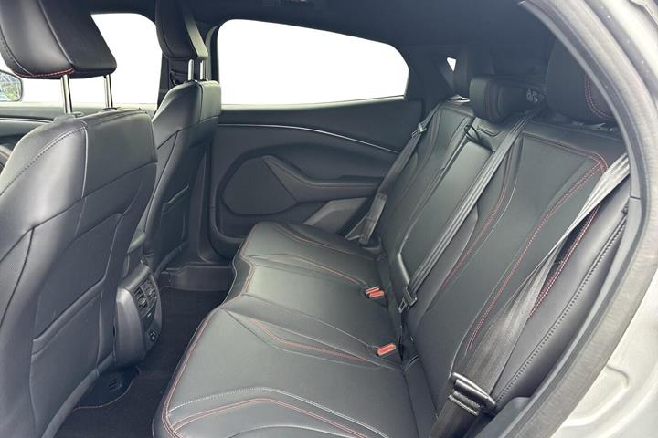 Sølv Ford Mustang Mach-E fra 2021