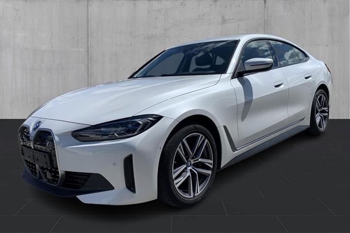 Hvid BMW i4 fra 2022 set udefra