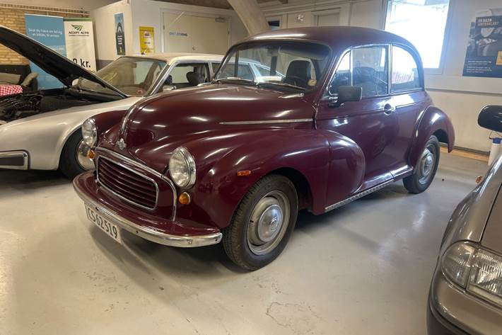 Rød Morris Minor fra 1971
