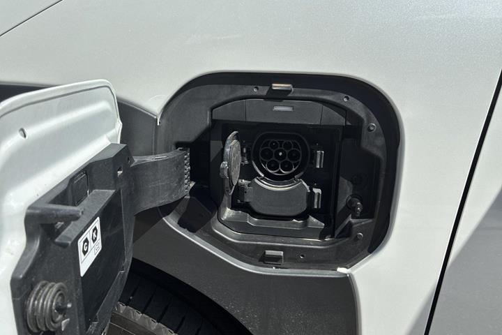 Hvid Subaru Solterra fra 2024