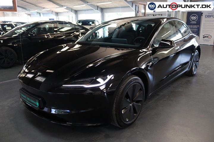 Sort Tesla Model 3 fra 2024 set udefra