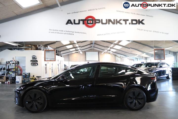 Sort Tesla Model 3 fra 2024