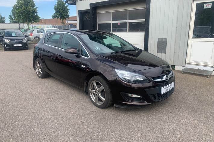 Brun Opel Astra fra 2014 set udefra