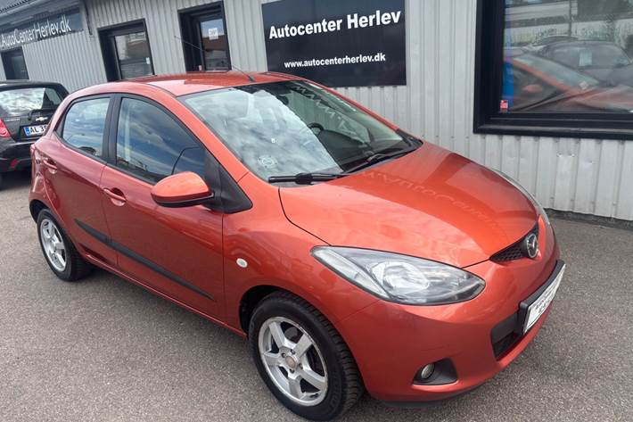 Orange Mazda 2 fra 2009 set udefra