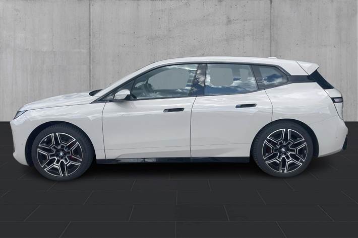 Beige BMW iX fra 2026