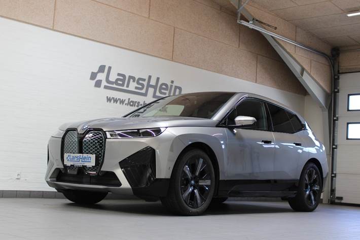 Grå BMW iX fra 2023