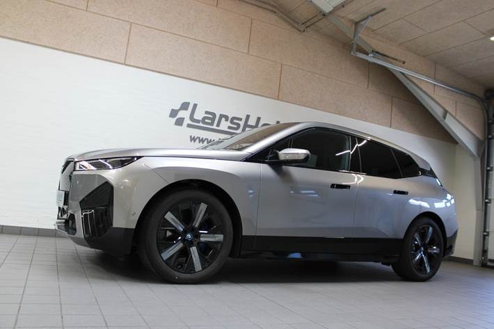 Grå BMW iX fra 2023