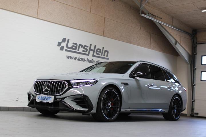 Grå Mercedes E53 fra 2025 set udefra