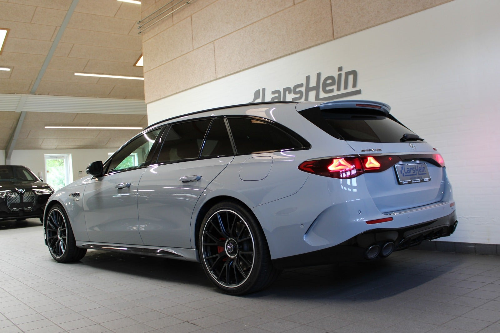 Grå Mercedes E53 fra 2025