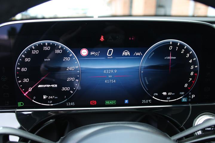 Grå Mercedes E53 fra 2025