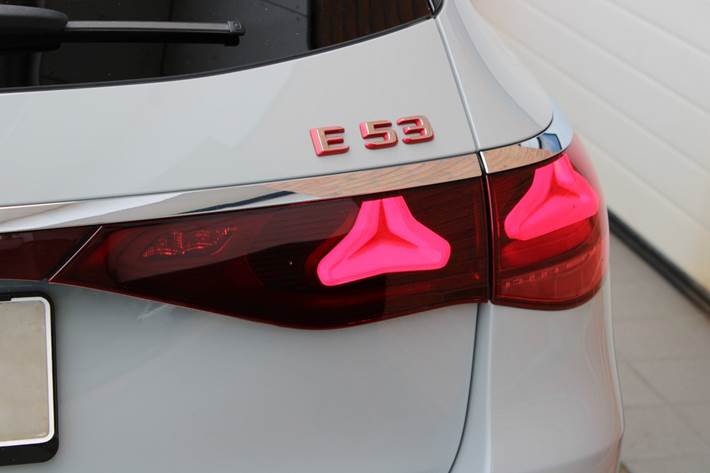 Grå Mercedes E53 fra 2025