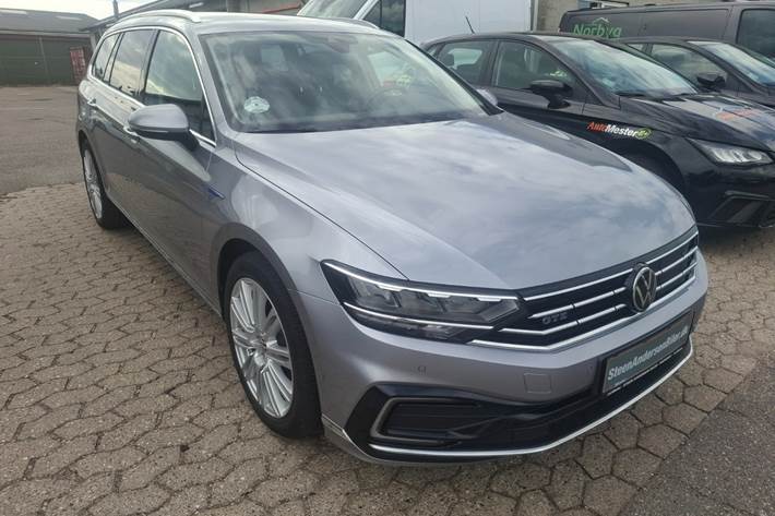 Sølv VW Passat fra 2022