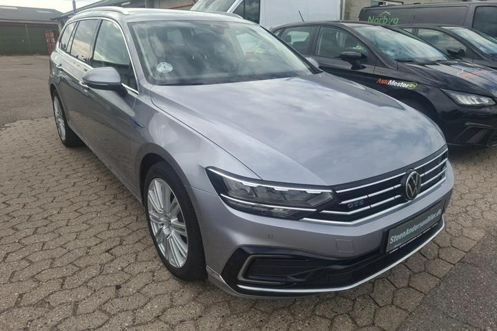 Sølv VW Passat fra 2022 set udefra