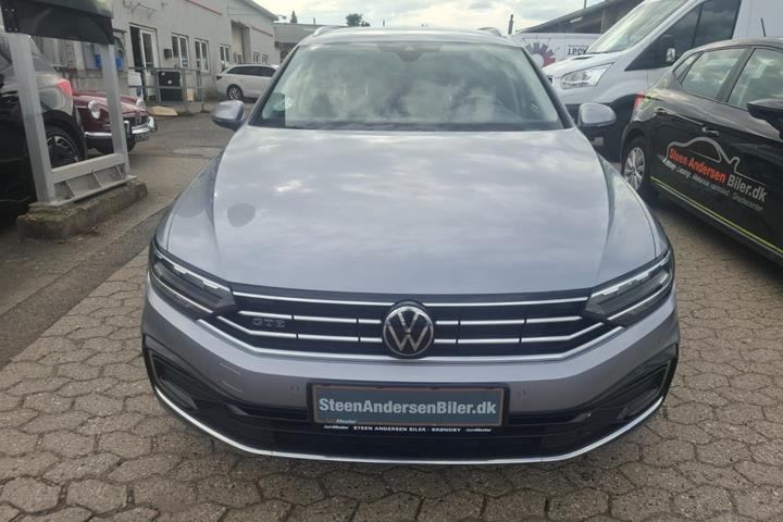 Sølv VW Passat fra 2022