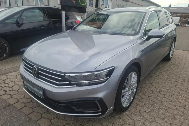 Sølv VW Passat fra 2022