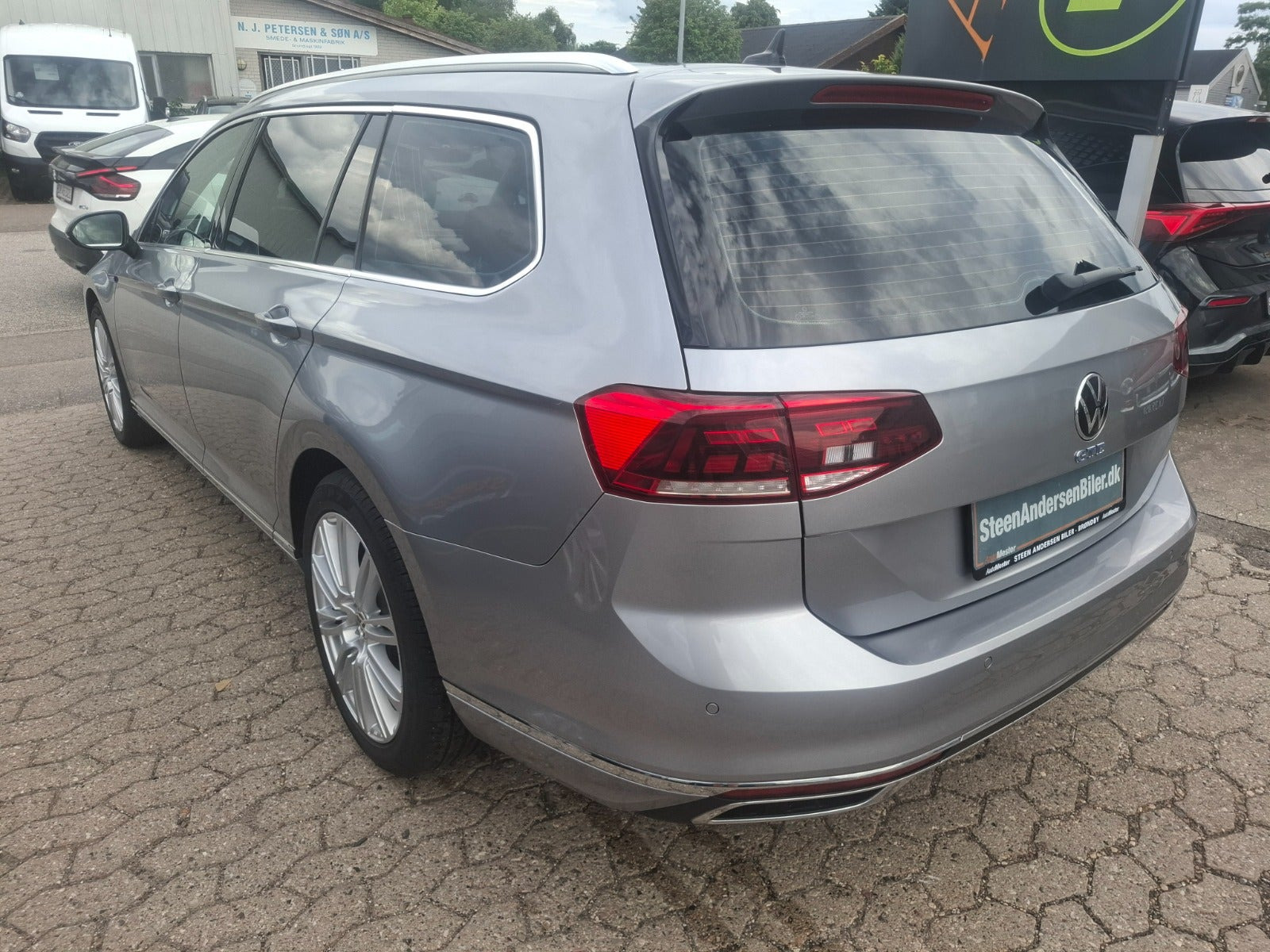 Sølv VW Passat fra 2022