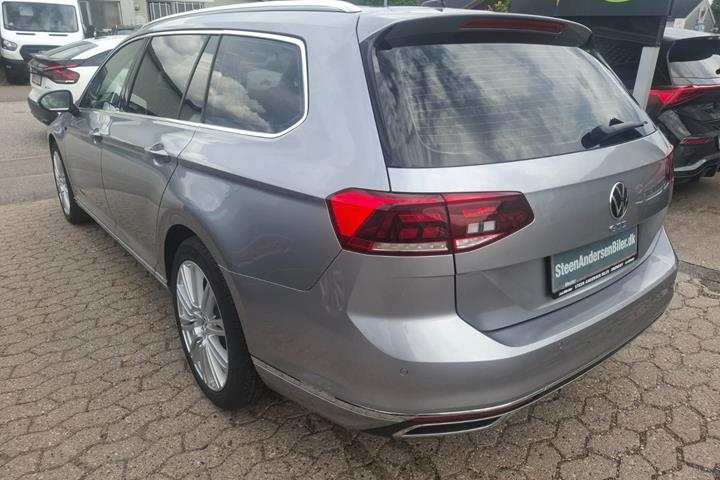 Sølv VW Passat fra 2022
