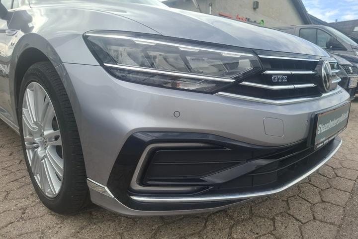 Sølv VW Passat fra 2022