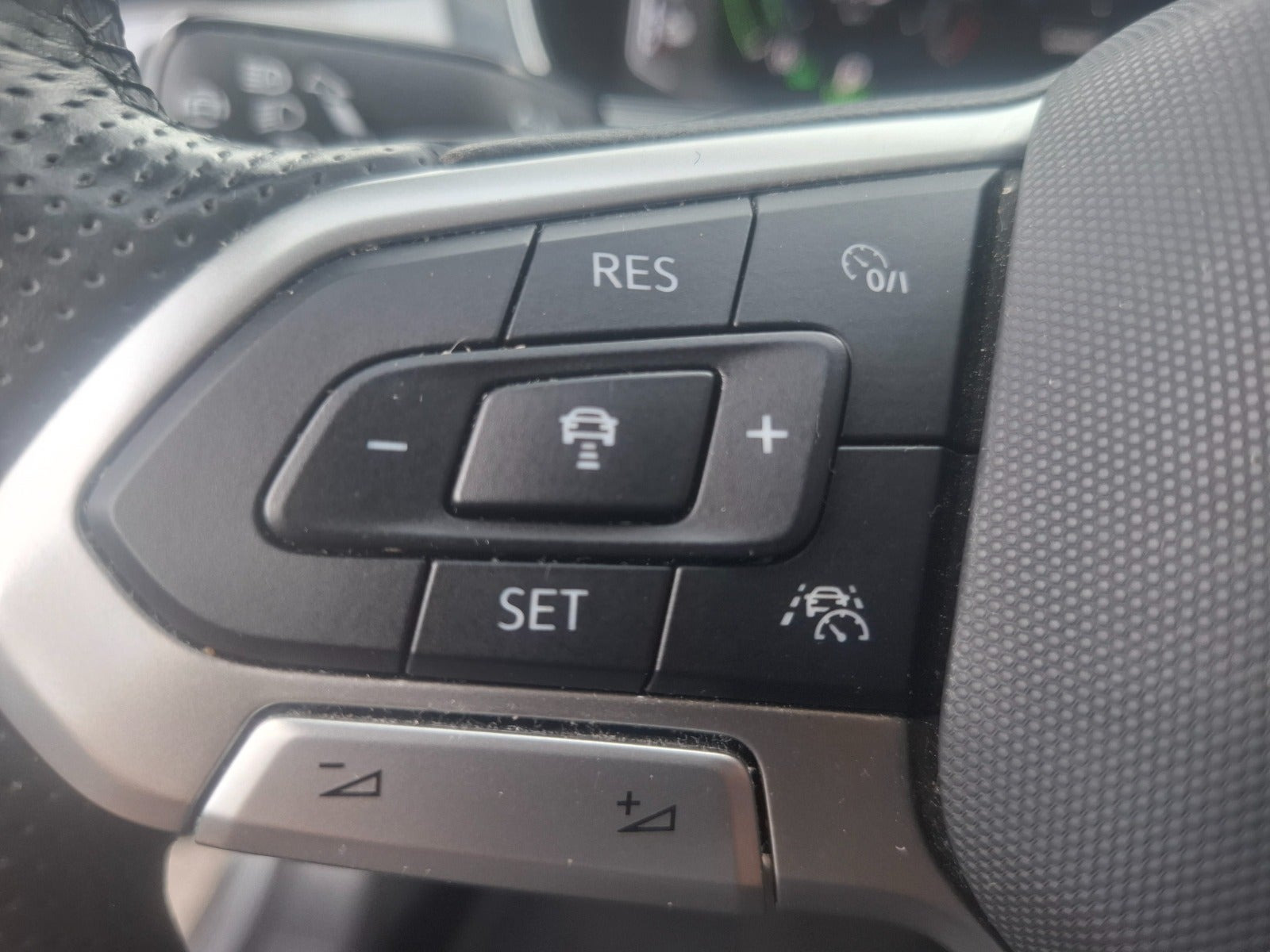Sølv VW Passat fra 2022