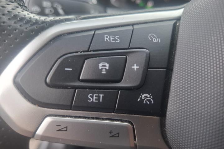 Sølv VW Passat fra 2022