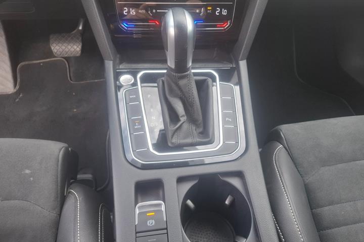 Sølv VW Passat fra 2022