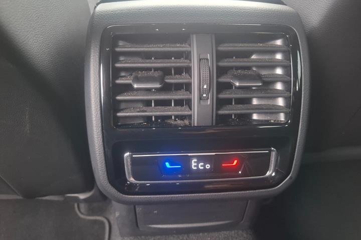 Sølv VW Passat fra 2022