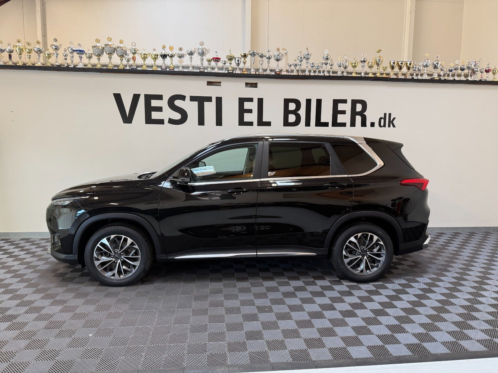 Sort Maxus Euniq6 fra 2022