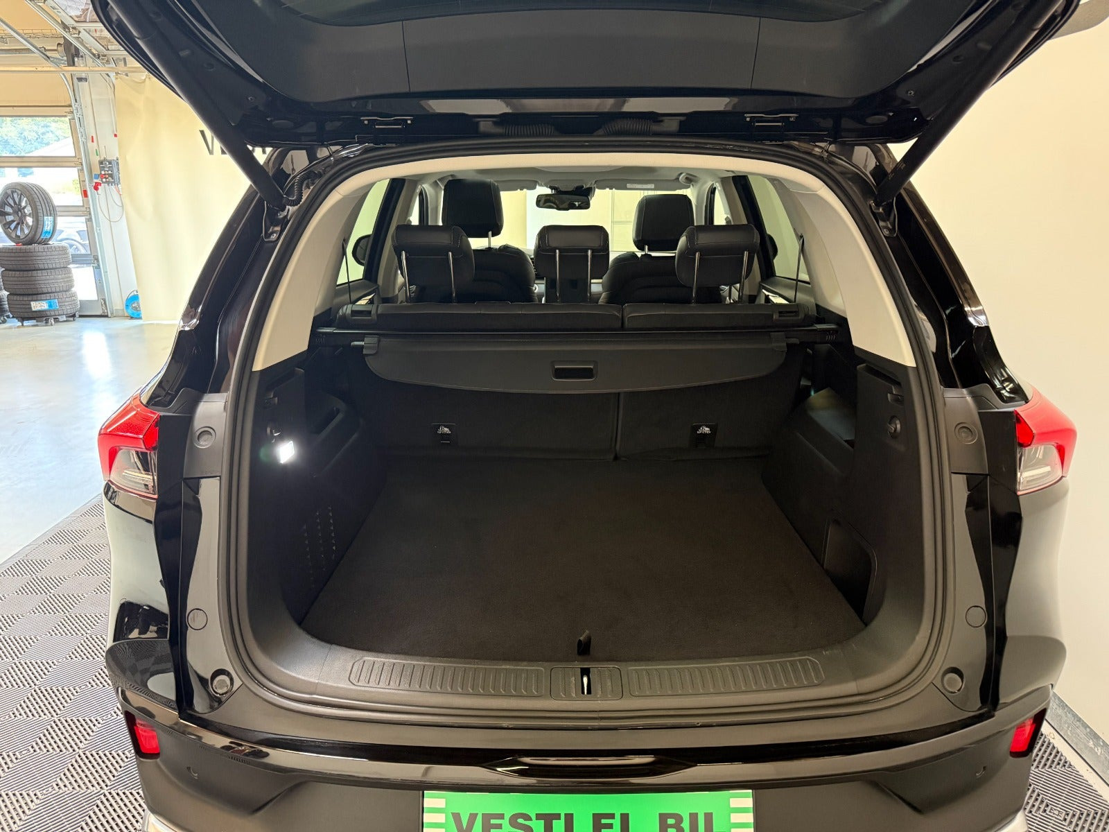 Sort Maxus Euniq6 fra 2022
