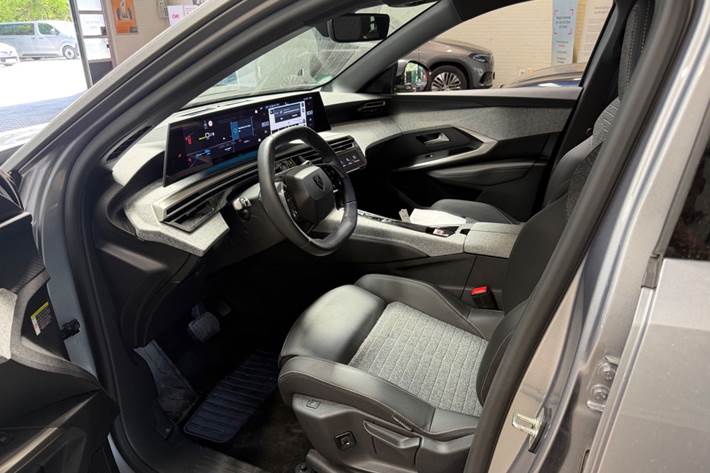 Grå Peugeot e-5008 fra 2025