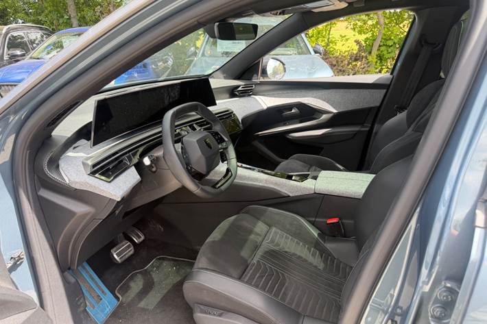 Blå Peugeot e-5008 fra 2025