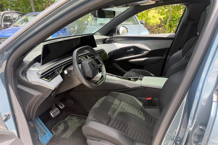 Blå Peugeot e-5008 fra 2025