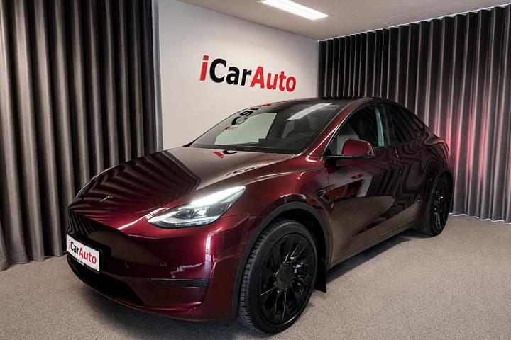 Rød Tesla Model Y fra 2024