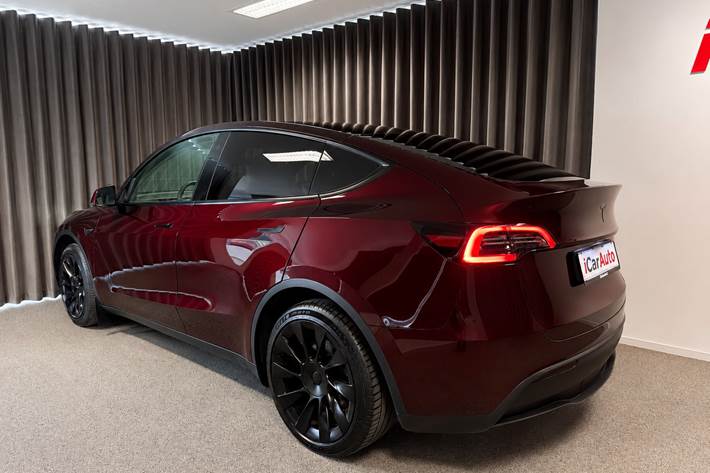 Rød Tesla Model Y fra 2024