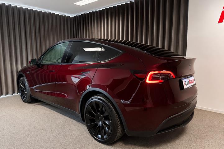 Rød Tesla Model Y fra 2024