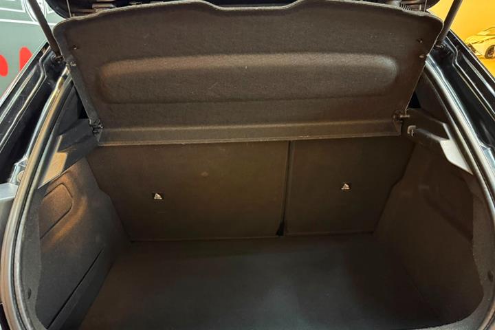 Sort Peugeot 208 fra 2020