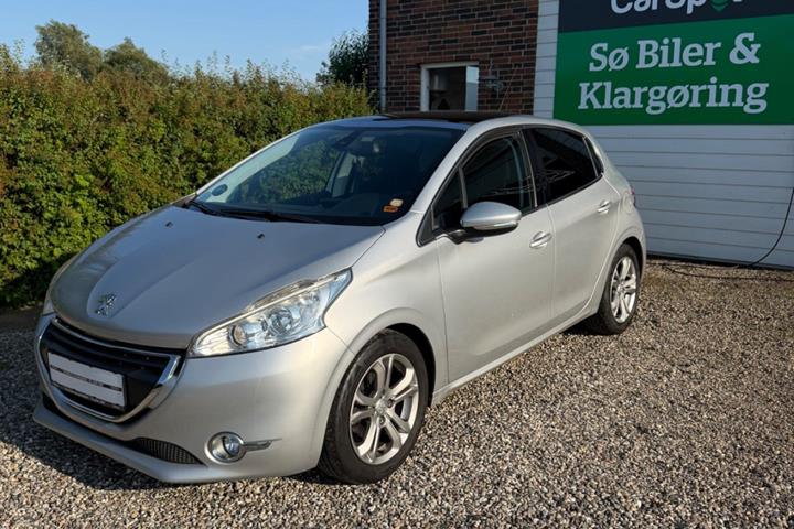 Sølv Peugeot 208 fra 2015 set udefra