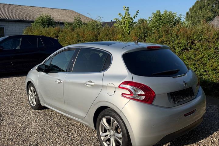 Sølv Peugeot 208 fra 2015
