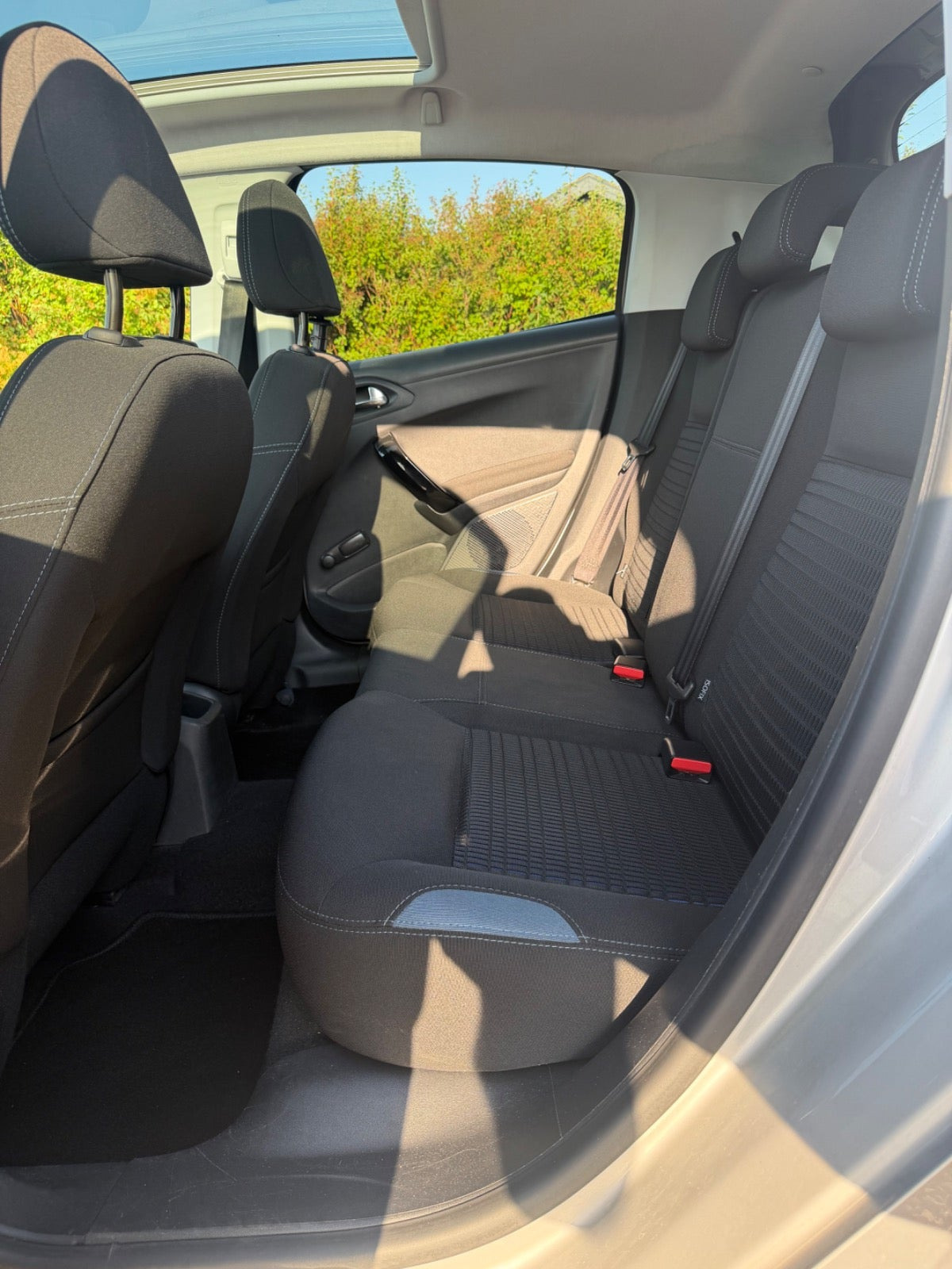 Sølv Peugeot 208 fra 2015