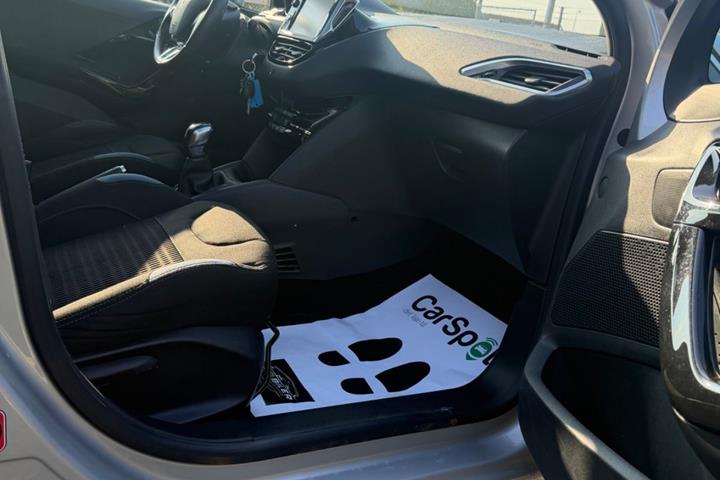 Sølv Peugeot 208 fra 2015