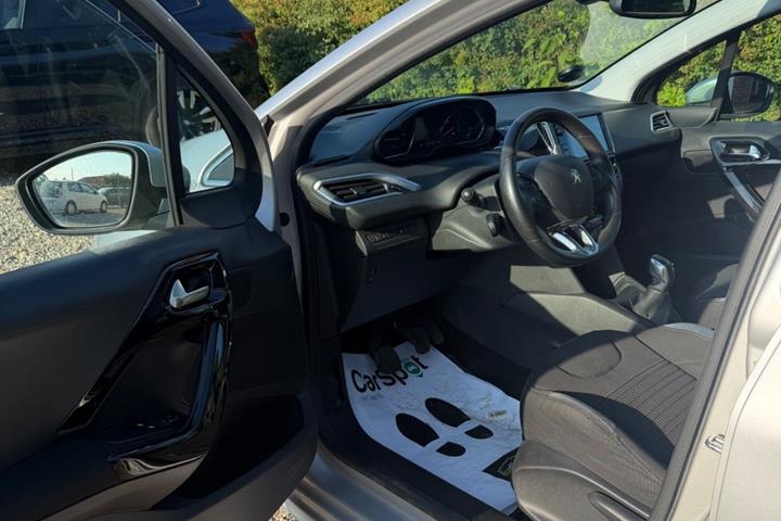 Sølv Peugeot 208 fra 2015
