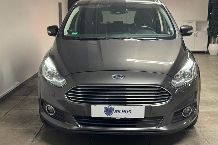 Grå Ford S-MAX fra 2019
