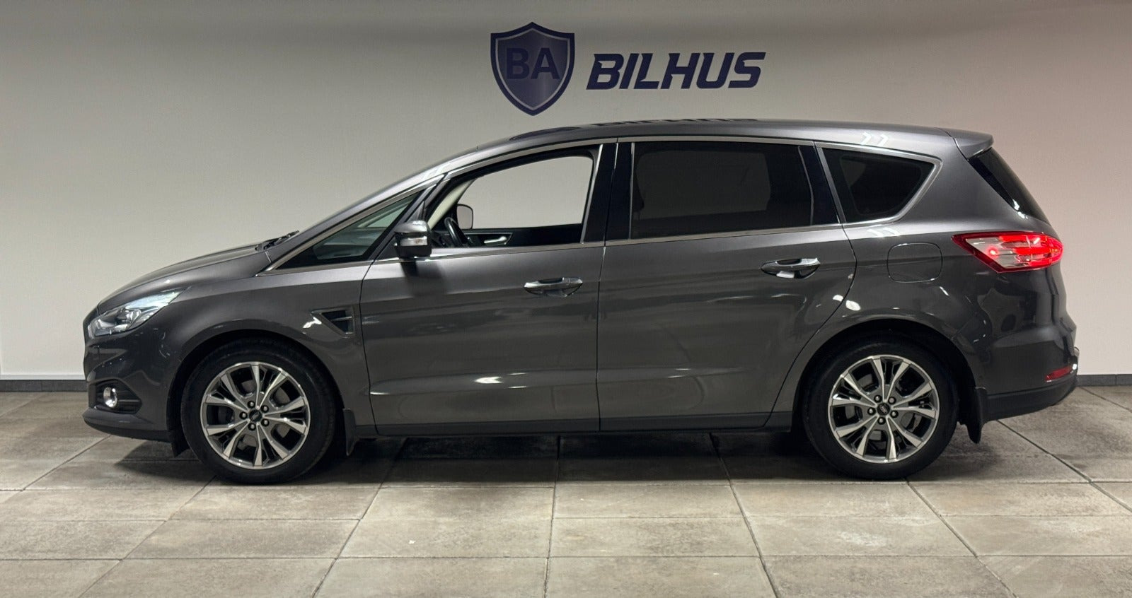 Grå Ford S-MAX fra 2019